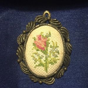 🪩The Creative Circle” Vintage Needlepoint Pin